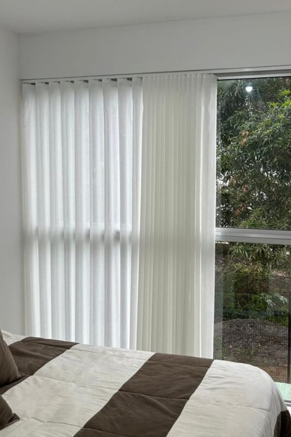 Cortina en velo instalada en habitación en Cartagena